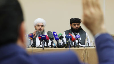 Talibangerillans talespersoner håller presskonferens.