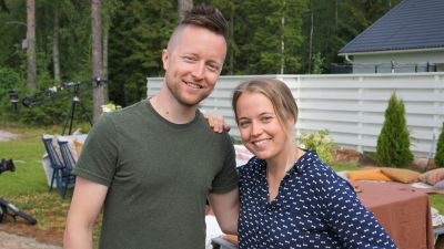 En man och en kvinna står på en gräsmatta.