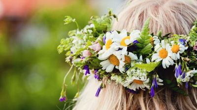 Flicka med blomsterkrans i håret