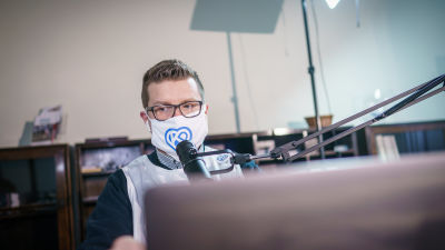 Kristillisdemokraattien puoluesihteeri Asmo Maanselkä fasilitoimassa nettistriimausta.