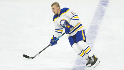 Buffalos Rasmus Ristolainen på isen.