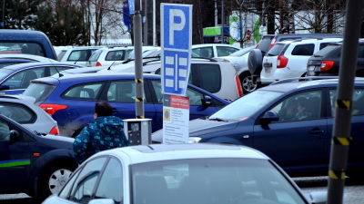 Många bilar på parkeringsplats