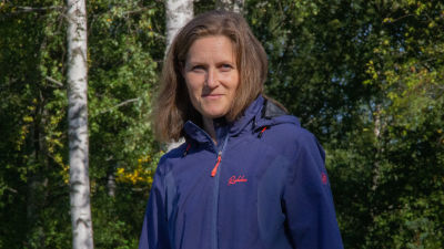 Elina Leppänen tittar in i kameran och ler.