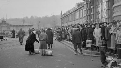 Ihmisiä jonottamassa silakkatynnyreitä Helsingin satamassa Vanhan kauppahallin luona vuonna 1941.