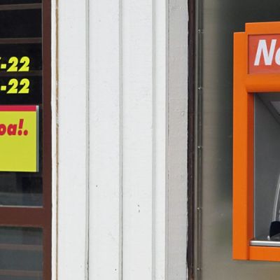 Nosto -automaatti Muurolan Sale-kaupan ulkoseinässä.
