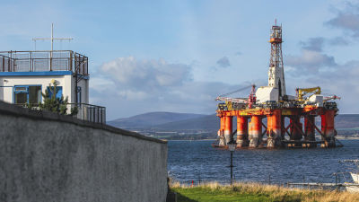 Gammal oljeplattform vid ankar i Cromarty Firth i Skottland.
