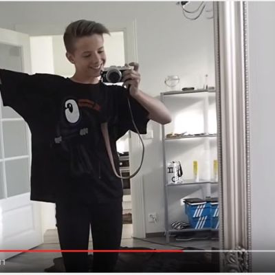 Tuure Boelius kuvaa itseään peilin kautta Youtube-videolla