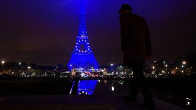 Eiffeltornet i blått ljus. EU:s stjärnsymbol projiseras mot det blåa tornet.