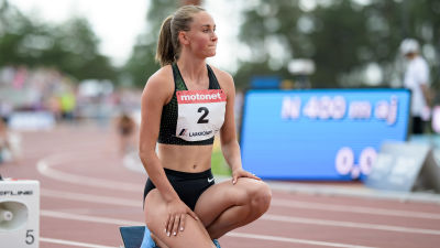 Viivi Lehikoinen fokuserar vid startblocket.