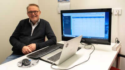 Peter Backman vid ett skrivbord.