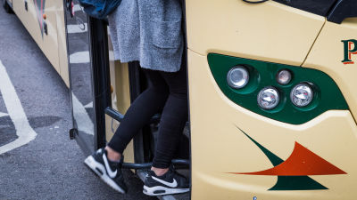 Skolelev stiger på bussen