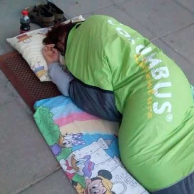 Moni nukkui myymälän edustalla saadakseen erikoismuumimukin.