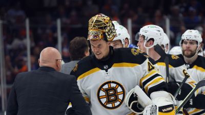 New York Islanders tränare Barry Trotz och Bostons målvakt Tuukka Rask skakar hand.
