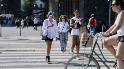 Människor går över gatan i Helsingfors.