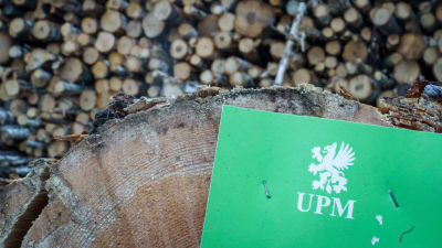 UPM:s logo på en stock. 