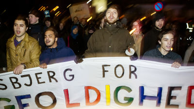 Demonstranter bär en banderoll med texten "Esbjerg för mångfald"