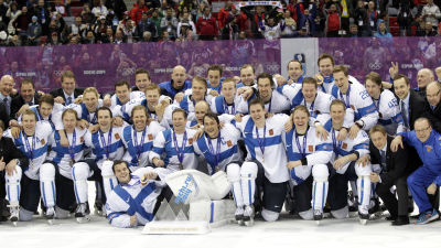Finlands ishockeylejon poserar efter OS-bronset i Sotji 2014.