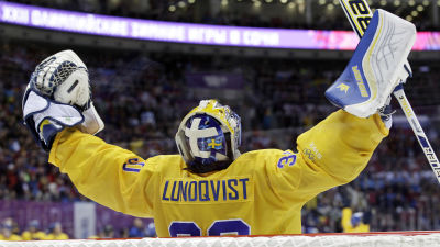 Henrik Lundqvist sträcker armarna i luften.