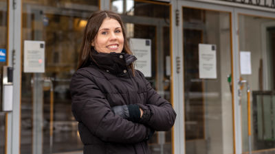 Emma Nordbäck, tutkija, Hankenin ulko-oven edessä.