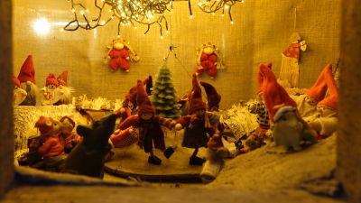 Juldekorationer i ett fönster i Ekenäs.