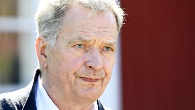 Sauli Niinistö mot en rödmyllevägg.