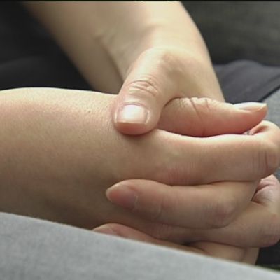 KÄDET, kädet ristissä, hands, anononyymi
