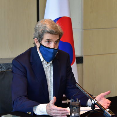 USA:s klimatsändebud John Kerry på besök i Sydkorea. Han har ett blått muskydd på sig och talar i mikrofon. Bakom honom syns Sydkoreas flagga.