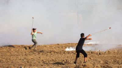 Palestinier kastar sten i Gazas gränsområde 21.8.2021