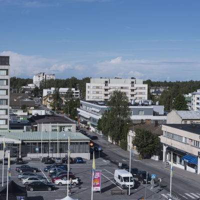 Vy över torget från Rådhuset. Linden vid rådhusgatan