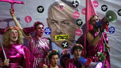 Firande demonstranter utanför Netanyahus resident i Jerusalem på lördag kväll.