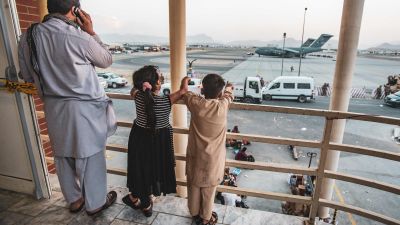Barn på flygplatsen i Kabul 23.8.2021