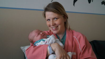 En av de sista Jakobstadsfödda bebisarna i mamma Terese Granviks famn.