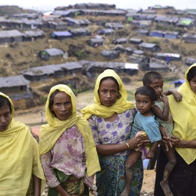 Monsunregn, virvelstormar och kolera hotar nu över 430 000 rohingyer som på kort tid har har flytt från Burma till Bangladesh