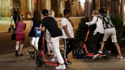 Elsparkcyklar och ungdomar sent på kvällen i Helsingfors den 5 juli 2021.