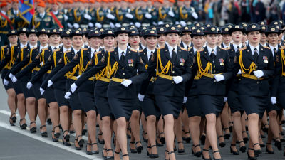 Soldaterna i den vitryska militärparaden höll inga säkerhetsavstånd till varandra.