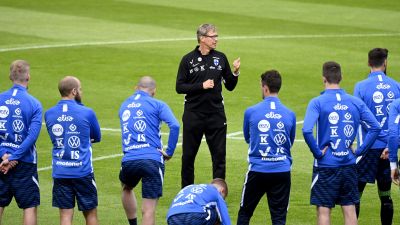 Landslagsspelarna lyssnar på då förbundskapten Markku Kanerva ger dem direktiv.