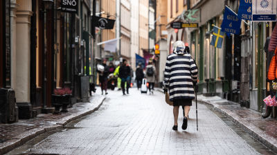 En kvinna går på en gata i Gamla stan i Stockholm.
