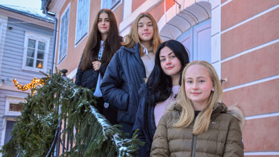 Selma Lepistö, Frida-Karin Andersson, Miranda Andersin och Tindra Karlsson står på rad vid rådhusets trappor. 