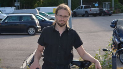 Otso Kivekäs cyklade till radiohuset i Böle