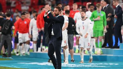 Gareth Southgate tackar publiken.