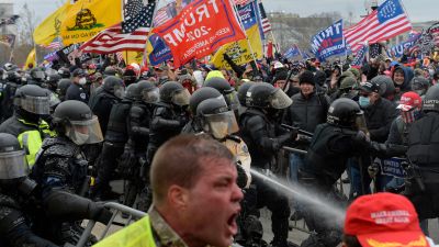 Trumsumpportrar konfronterar polisen i samband med den våldsamma attacken mot Capitolium den 6 januari 2021.