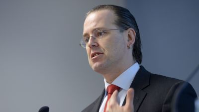 Anders Borg håller tal i Helsingfors den 11 mars 2015 då hans och Juhana Vartiainens rapport "En strategi för Finland" publicerades.