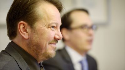 Mats Nylund och Svenska folkpartiet håller presskonferens om partiets skattepolitik