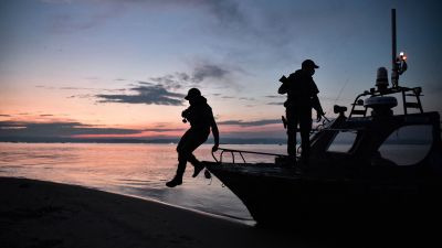 Grekisk polis patrullerade vid Evros-floden den 8 juni.