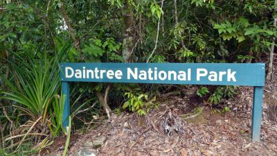 En skylt med texten "Daintree National Park" i Queensland, Australien.