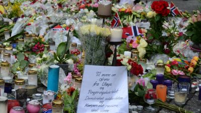 massor av blommor utanför domkyrka
