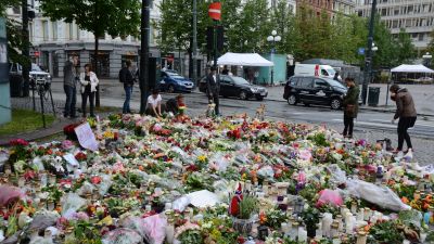 massor av blommor utanför domkyrka