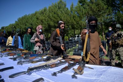 Talibaner lämnar ifrån sig vapen i Herat 24.6.2021