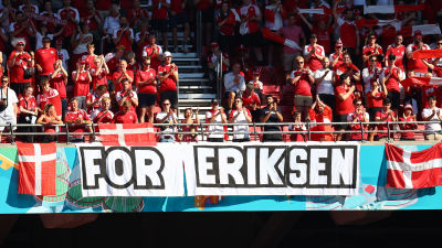 Christian Eriksen hyllas på banderoll.