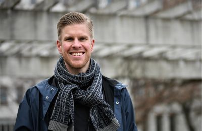 Tomi Maanoja utanför Forsthuset i Helsingfors.
